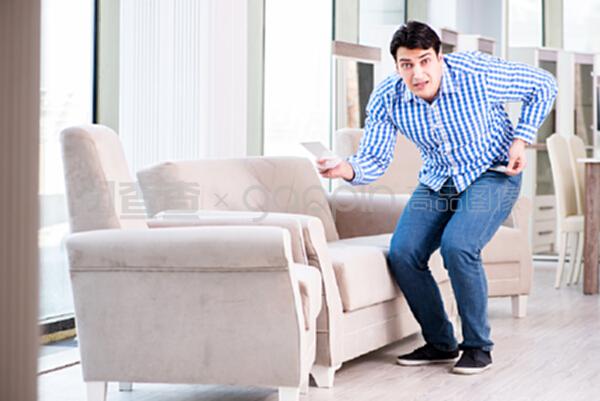 在家具店購物的年輕人